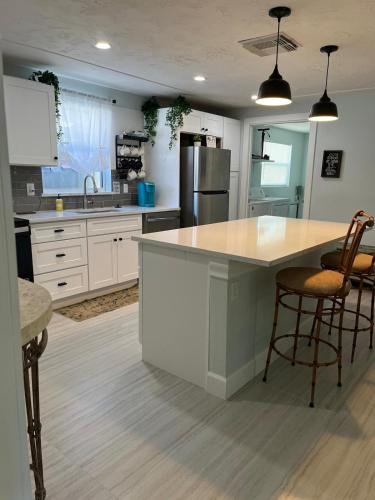 Coastal Home Walk Bike to Beach Large fenced yard Large driveway — 4-Star Luxury Hotel in Naples, United States