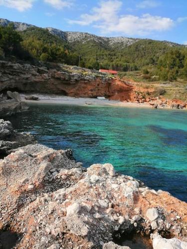 Kuća za odmor Gnjila u uvali iznad prekrasne plaže in Jelsa, Croatia