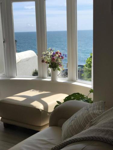 Cliff House a stunning sea view 2 bed apartment in Porthleven — 4-Star Luxury Hotel in Porthleven, United Kingdom