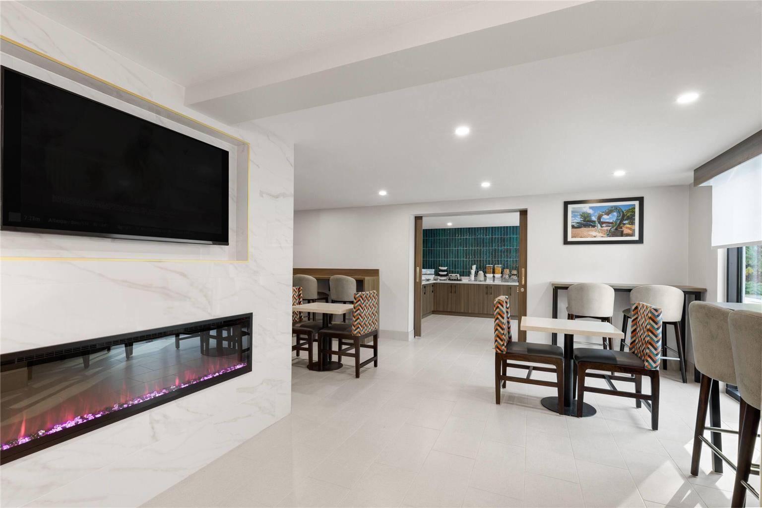 La Quinta Inn & Suites by Wyndham Atlanta Roswell - photo 32