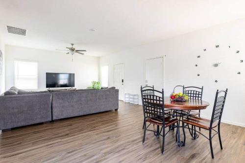 Contemporary Austin Home Near Downtown & Airport — 4-Star Luxury Hotel in Austin, United States