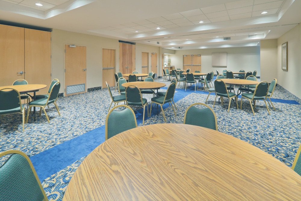 Holiday Inn Express and Suites Memphis Southwind - photo 36