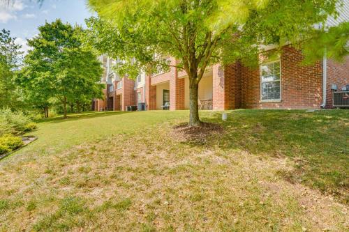 Branson Condo with Pool Access and Views 3 Mi Dtwn — 4-Star Luxury Hotel in Branson, United States