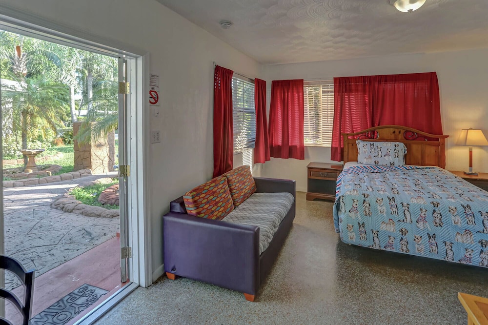 Richard's Pet Friendly Motel - photo 25