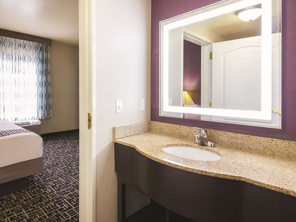 La Quinta Inn & Suites by Wyndham Bowling Green - photo 45
