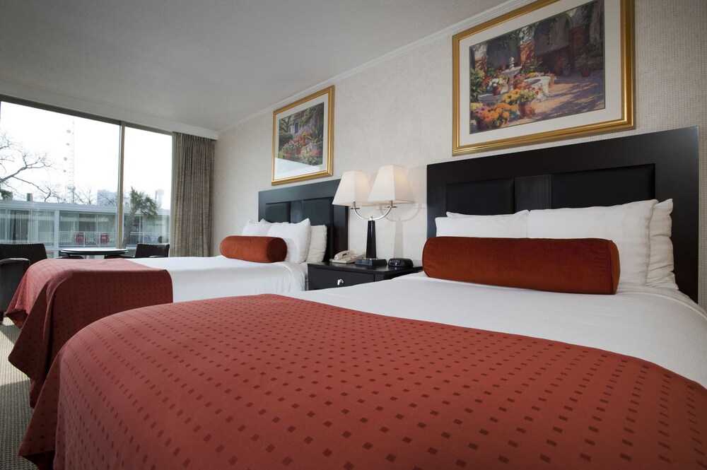 El Tropicano Riverwalk Hotel - photo 7
