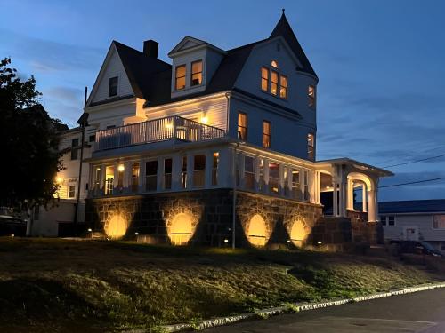 Forever Green Manor 6 bedroom Stunning Ocean Views — 4-Star Luxury Hotel in Winthrop, United States