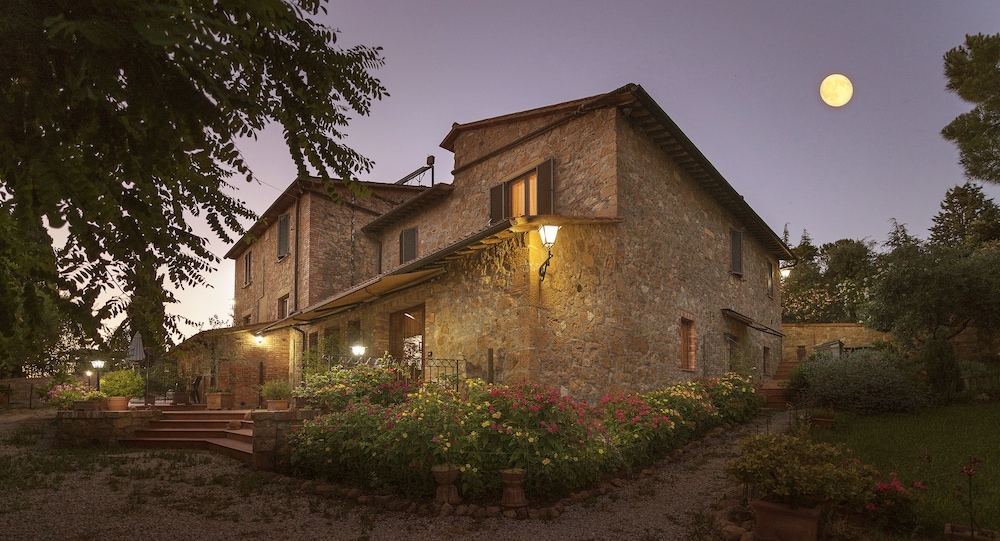Agriturismo Il Colombaiolo — 4-Star Luxury Hotel in Pienza, Italy