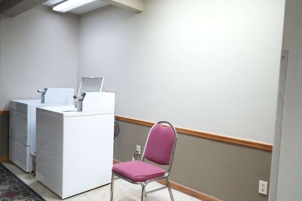 Watseka 24 Inn & Suites - photo 35