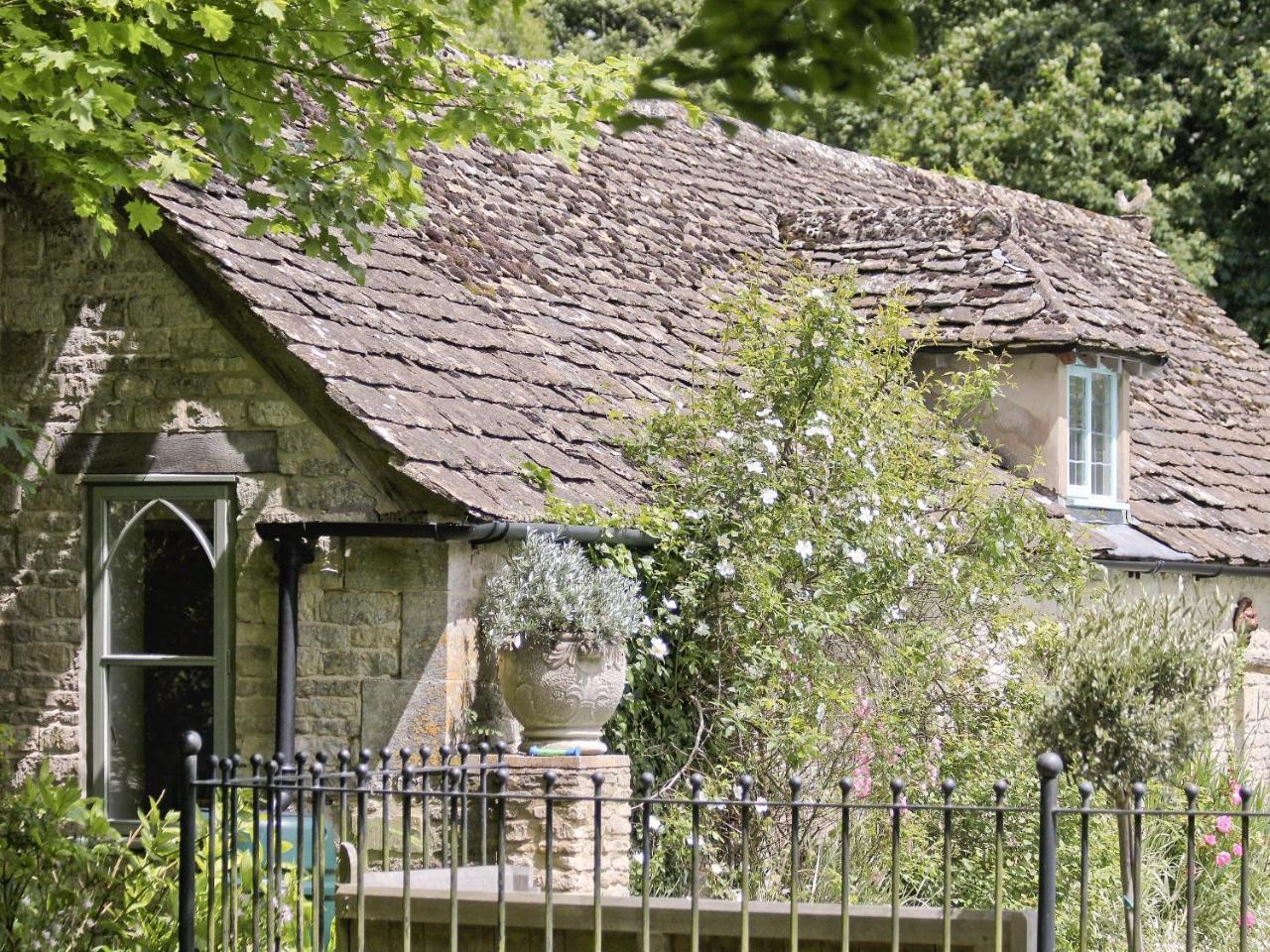 The Downs Barn Lodge — 5-Star Luxury Hotel in Nailsworth, United Kingdom