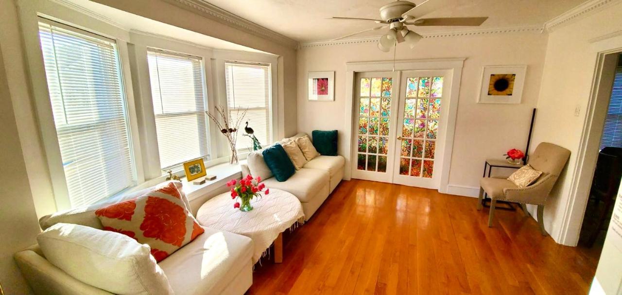 Near Train Station Gorgeous 3 Bedroom Apartment with Patios — 4-Star Luxury Hotel in Boston, United States