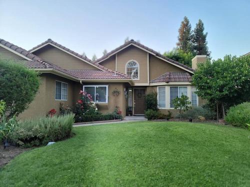 3 Bedrooms Beautiful House with Hot Tub Pool Oasis and Fire Pit — 4-Star Luxury Hotel in Clovis, United States