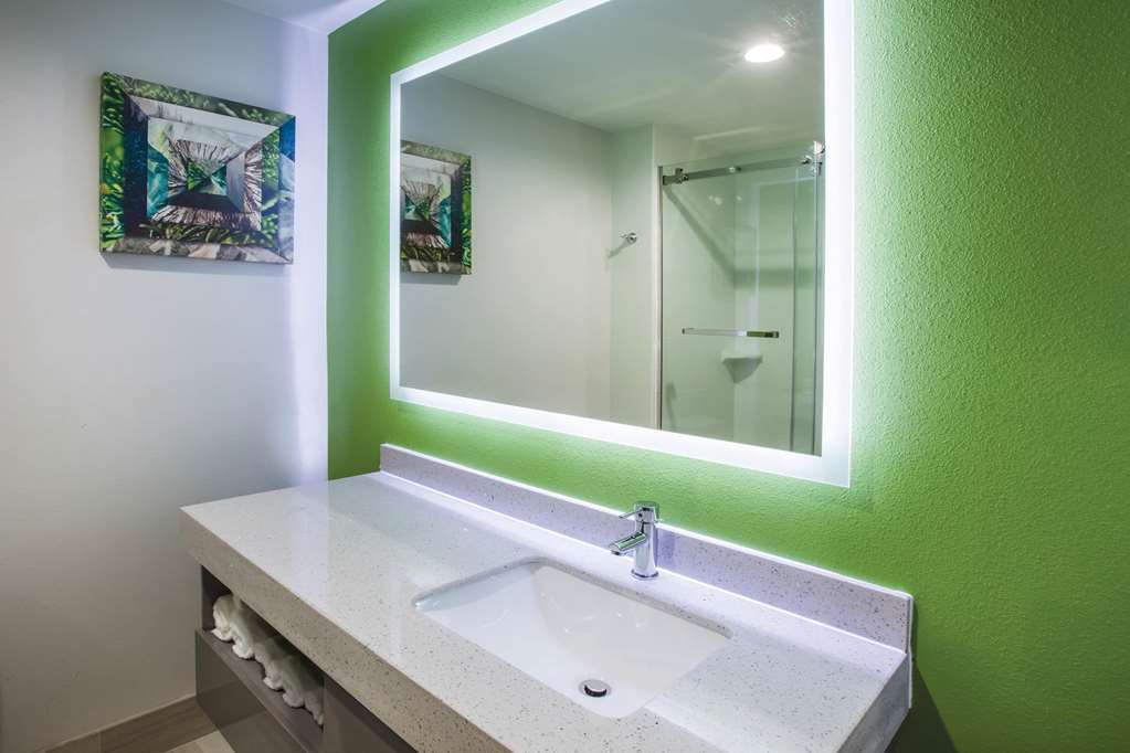 La Quinta Inn & Suites by Wyndham Owasso - photo 16