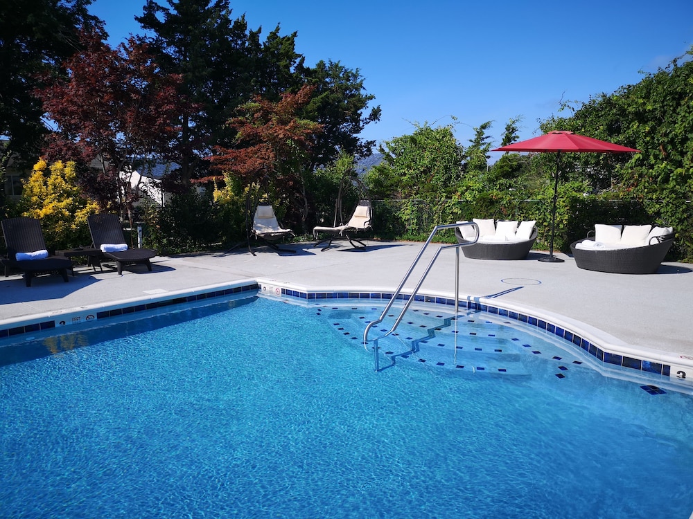 Baywatch Hotel & Marina - carbon neutral hotel in Hampton Bays
