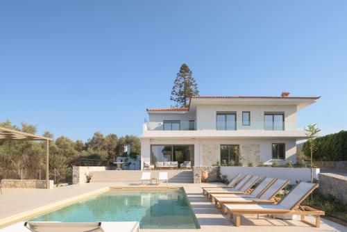 Costa Villa Walk To Sandy Beach & Dinning by Thinkvilla — 4-Star Luxury Hotel in Georgioupolis, Greece
