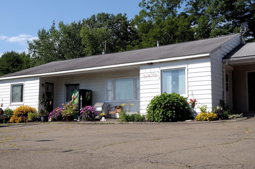 Chieftain Motel - photo 3