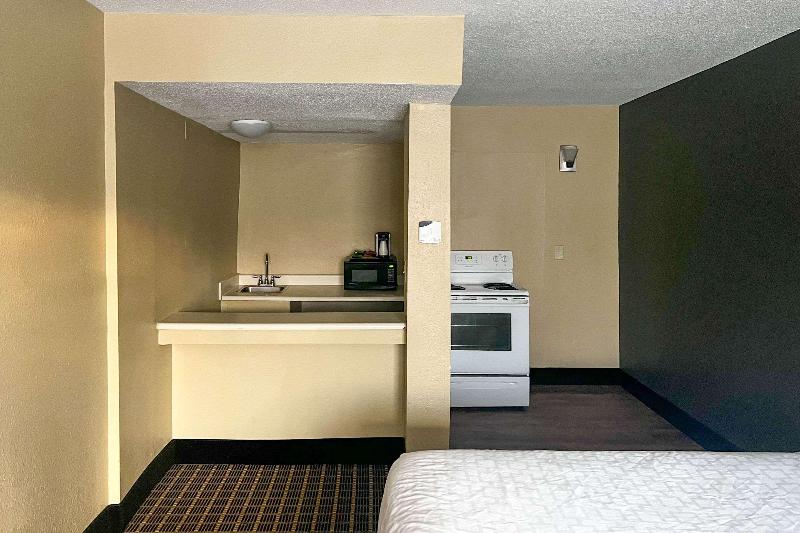 Days Inn by Wyndham Muskegon - photo 33