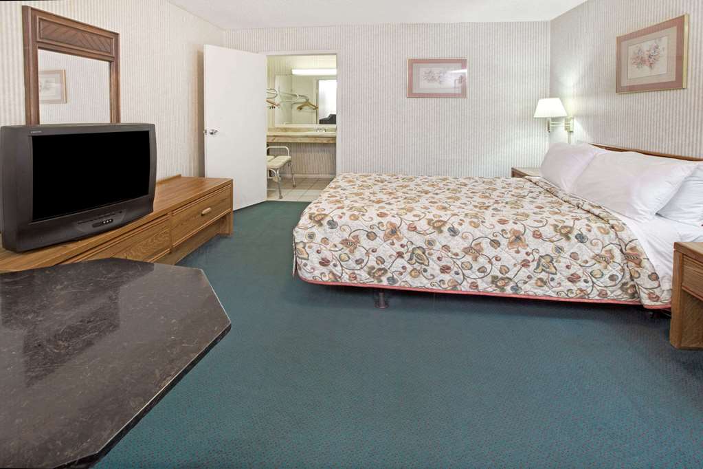 Knights Inn South Houston - photo 13