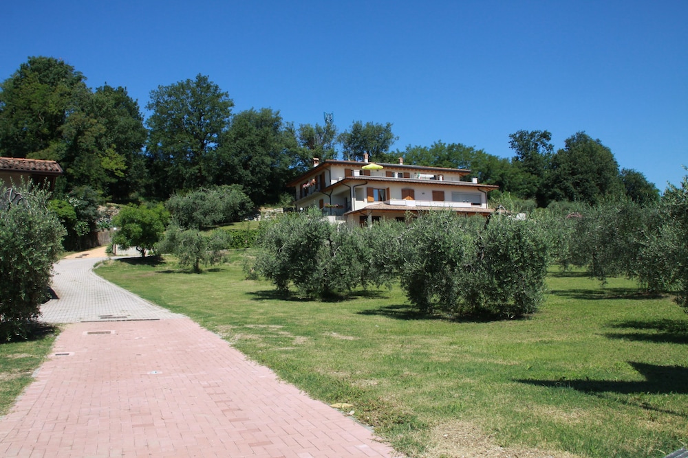 Agriturismo Nonna Bettina — 4-Star Luxury Hotel in Moniga Del Garda, Italy