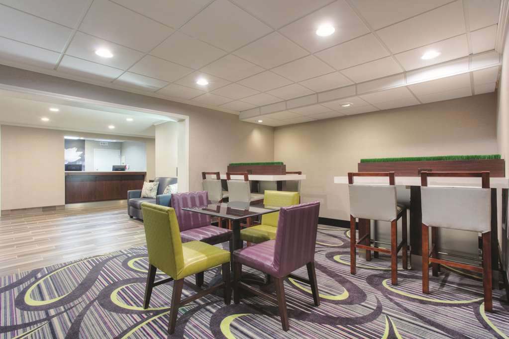 La Quinta Inn & Suites by Wyndham Atlanta Roswell - photo 4