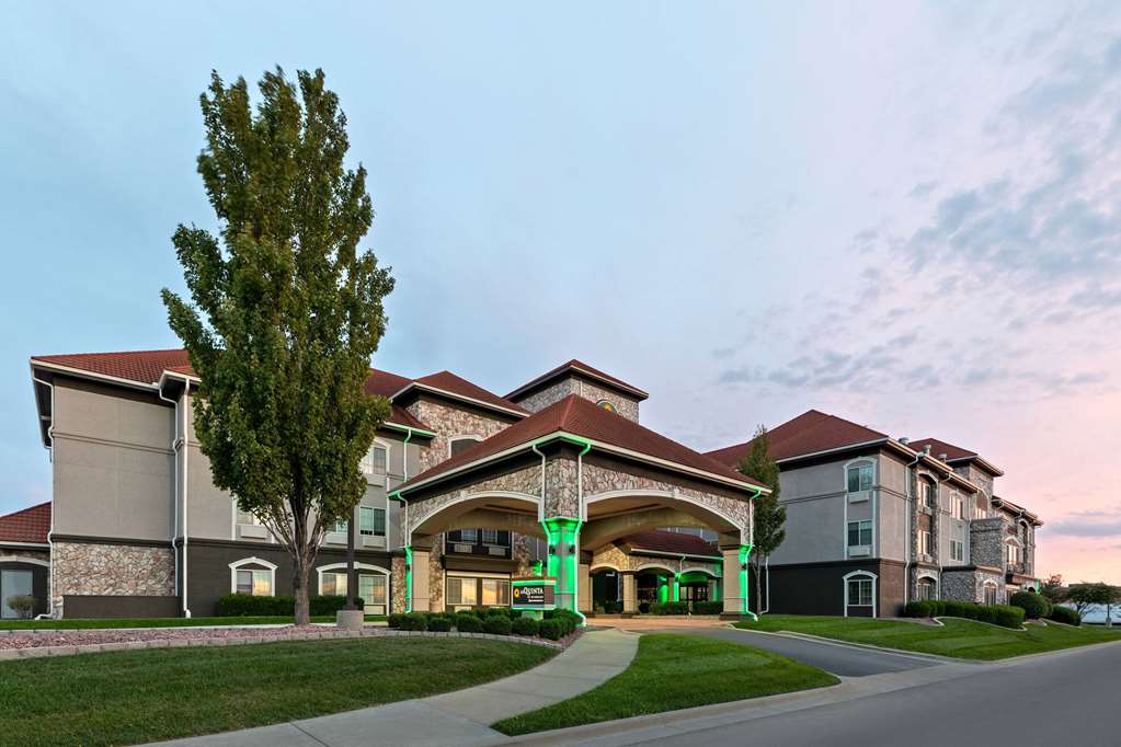 La Quinta Inn & Suites by Wyndham Olathe - photo 2