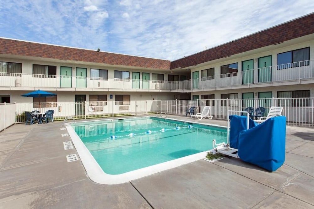 Super 8 By Wyndham Turlock - photo 12