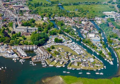 Peaceful Riverside Lodge Free Parking — 4-Star Luxury Hotel in Christchurch, United Kingdom