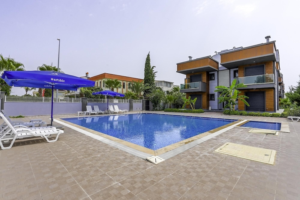 Flat w Shared Pool and Balcony 8 min to Beach in Serik, Turkey