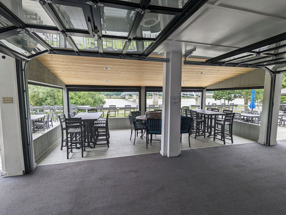 Riverboat Inn and Suites - photo 34
