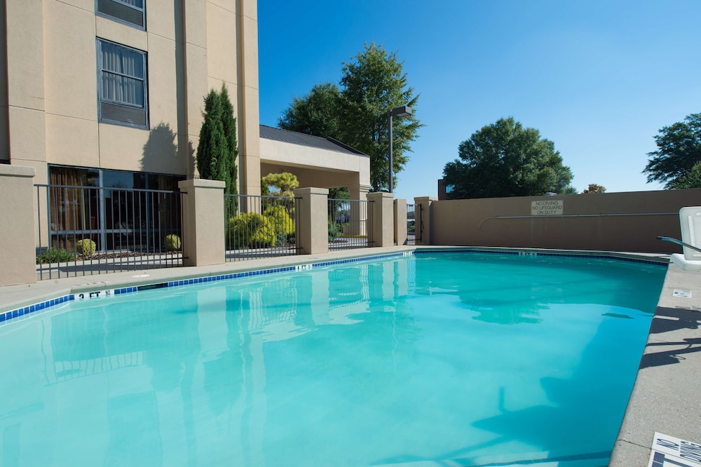 Hampton Inn Gainesville - photo 18