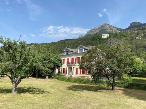 Magnifique Appartement 6 Couchages Dans Villa Historique 17393387 — Jausiers