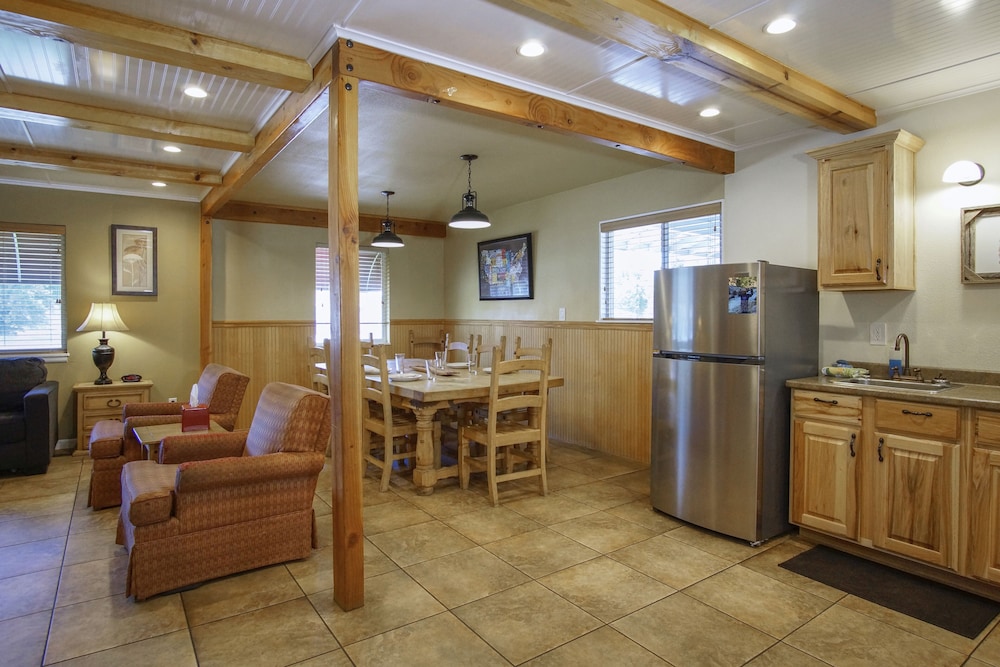 Charm Motel & Suites - photo 40