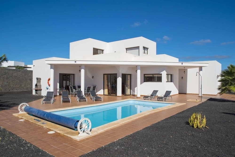 Villas Blancas — 4-Star Luxury Hotel in Playa Blanca, Spain