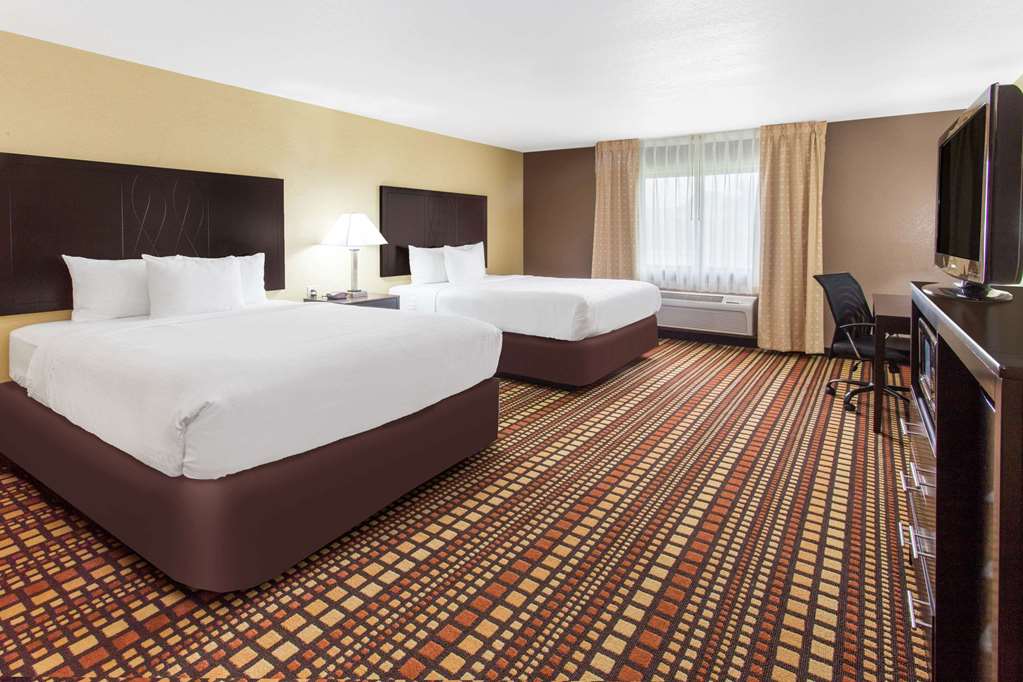 Days Inn & Suites by Wyndham Davenport East - photo 6