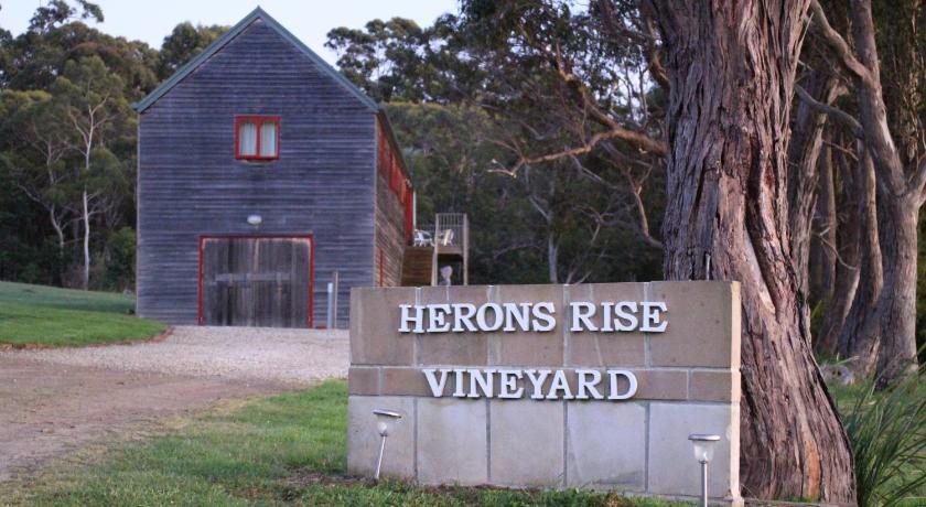 Herons Rise Vineyard Cottages — Hobart