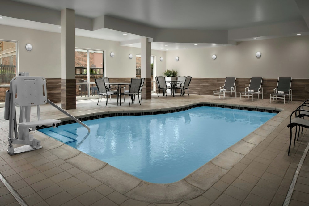 Fairfield Inn & Suites by Marriott Rogers - photo 20