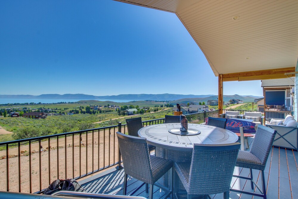 Pool Access and Lake Views Modern Garden City Home — 4-Star Luxury Hotel in Garden City, United States