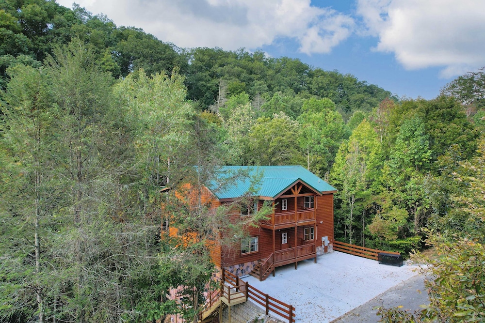 Bluestem Bluebell by AvantStay Incredible Views w Large Balcony Indoor Pool in Sevierville, United States