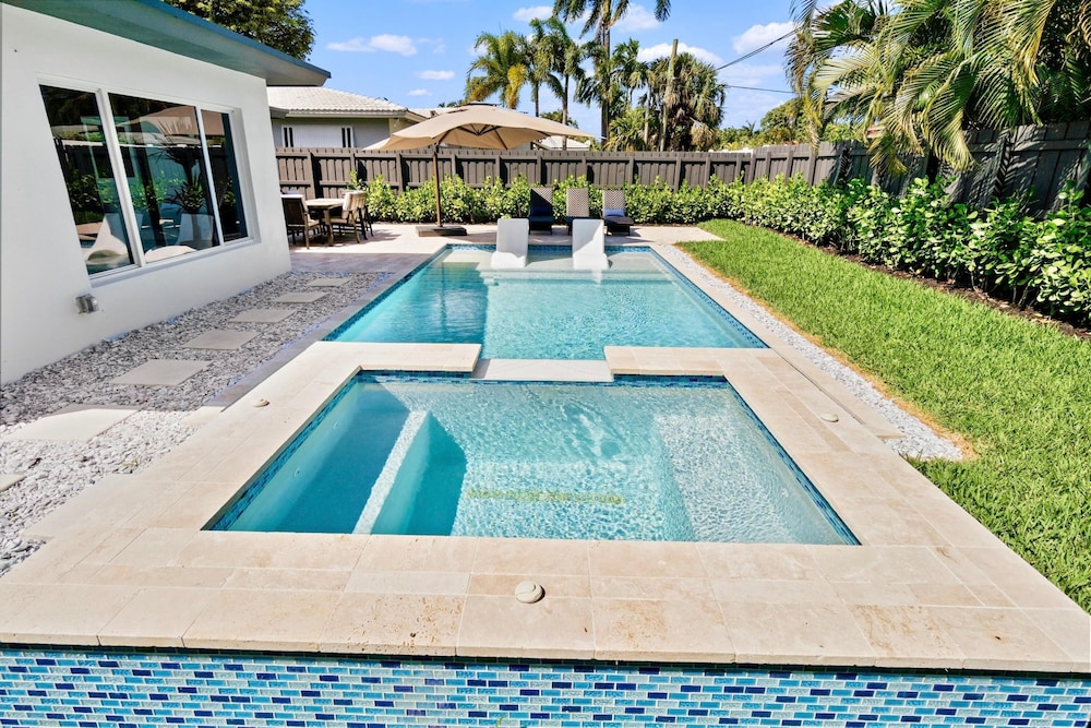 Stunning Poolside Luxury Retreat - photo 6