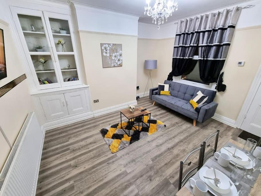 6R setup for your most amazing & relaxed stay Free Parking Free Fast WiFi in Leeds, United Kingdom