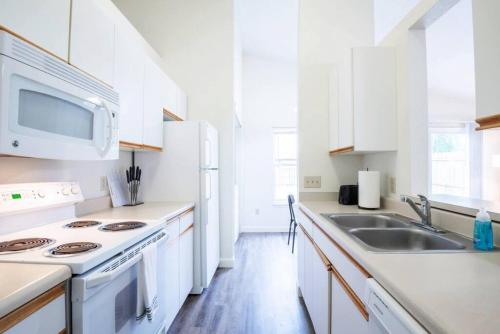 Rosemary Comfy 3 Bd In Pekin With King Bed — 4-Star Luxury Hotel in Pekin, United States