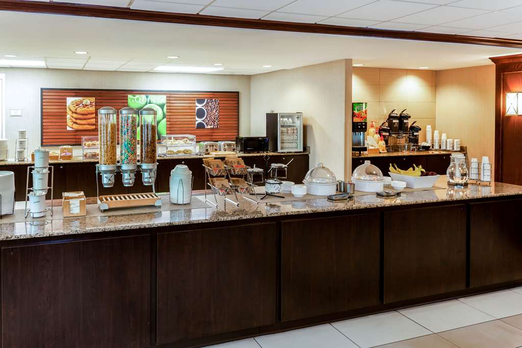 La Quinta Inn & Suites by Wyndham Milwaukee Bayshore Area - photo 27