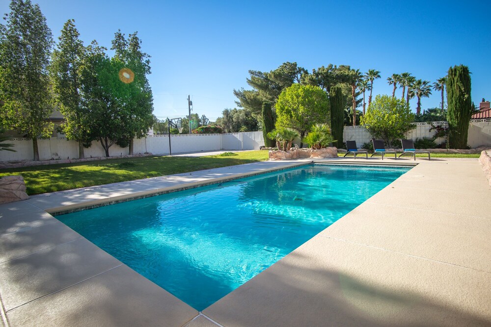 Luxury 6BR 10min to LV Strip Sleeps 20 — 5-Star Luxury Hotel in Las Vegas, United States