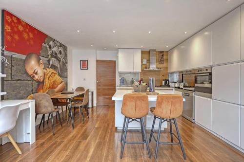 Dove House Wanstead Stunning 4 Bedroom 3 Bathroom House with Private Hottub & Gym Escape London in Lonon — 4-Star Luxury Hotel in London, United Kingdom