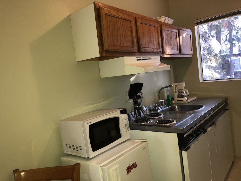 Cedar Inn & Suites - photo 31