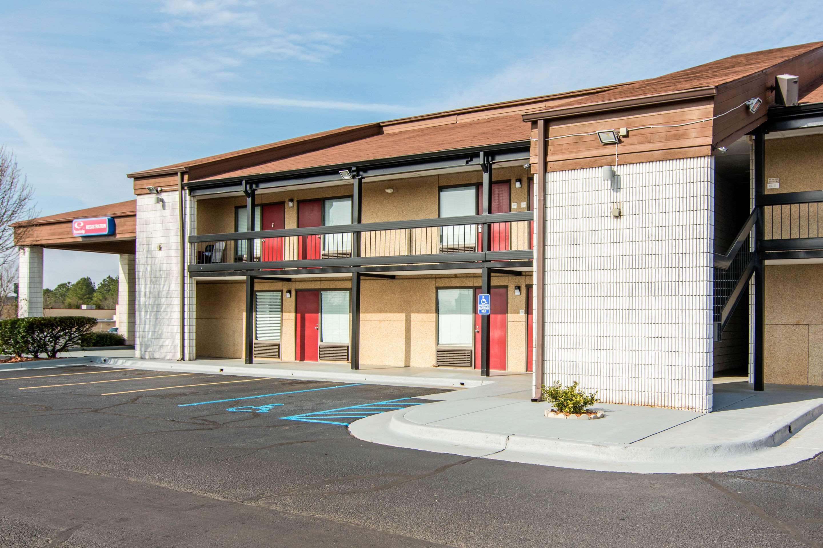 Econo Lodge Madison Airport - photo 14