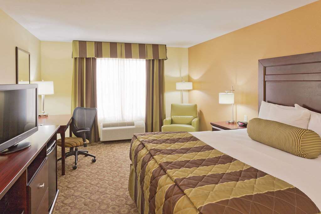 La Quinta Inn & Suites by Wyndham Minot - photo 19