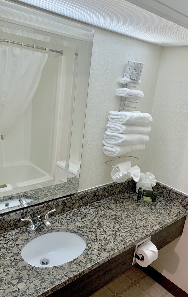 Bicentennial Inn - photo 13