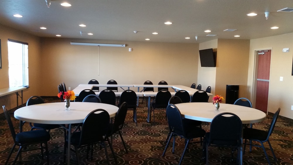 Cobblestone Inn & Suites Schuyler - photo 52
