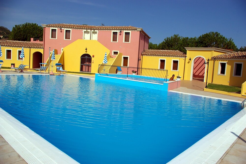 Rejna Residence Hotel — 4-Star Luxury Hotel in Cardedu, Italy